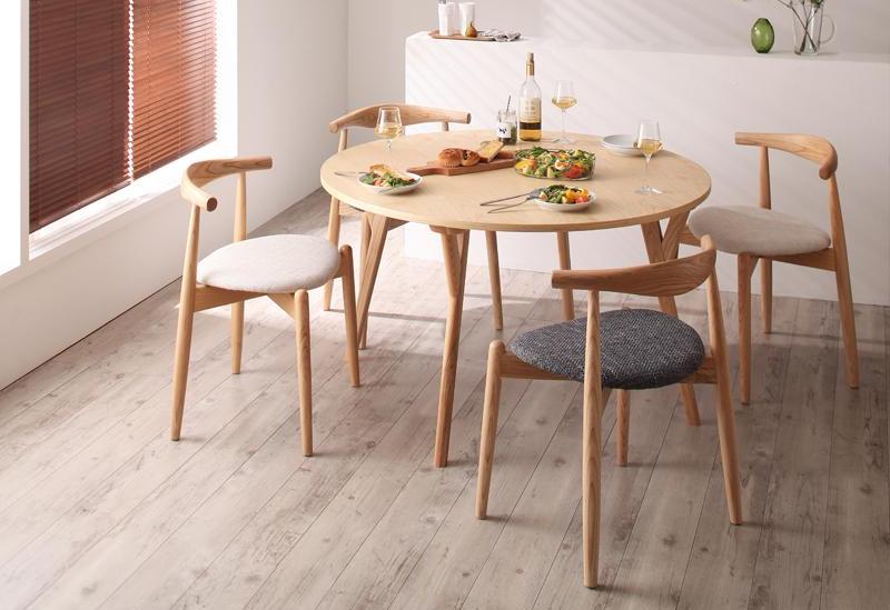円形テーブルにデザイナーズチェアを組み合わせたオシャレな北欧